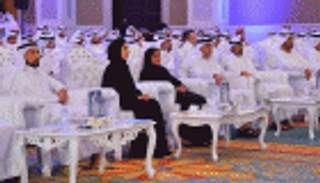 بالصور.. سيف بن زايد يكرم المشاركين في المجالس الرمضانية