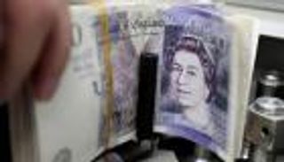 الإسترليني يقفز أمام الدولار واليورو