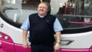 صورة تقود سائق حافلة إلى الشهرة