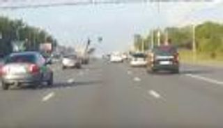 بالفيديو.. سائق يطير في الهواء ودراجته تتحطم لمئات القطع