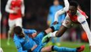 بيكيه ينجو من عقوبات "يويفا" بعد بطاقة أرسنال "المتعمدة"