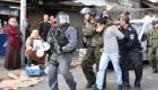 الجمعة الـ12 للانتفاضة .. مواجهات بالضفة وغزة وقمع مسيرة الميلاد