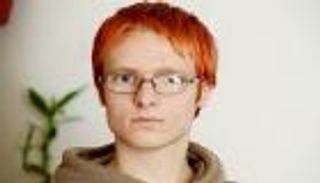 طرد طالب من المدرسة لتلوين شعره بالأحمر