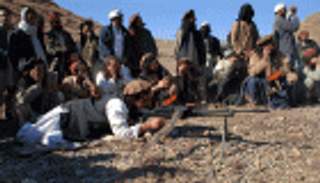 27  قتيلا في تفجيرين انتحاريين بقافلة للشرطة في كابول