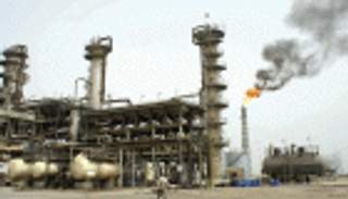 استطلاع: المحللون يرفعون توقعاتهم لسعر النفط في 2016