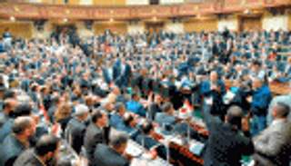 البرلمان المصري: نائب يرتل القرآن .. وآخر يهدد بالاستقالة لمنع دخوله بالسيارة