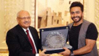 بالصور.. درع الجامعة البريطانية لتامر حسني