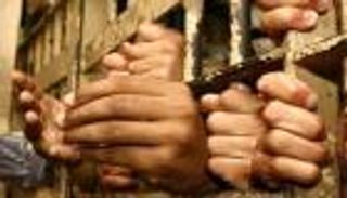 تمرد بسجن حماة المركزي.. والقوات السورية تحاصره بقنابل الغاز