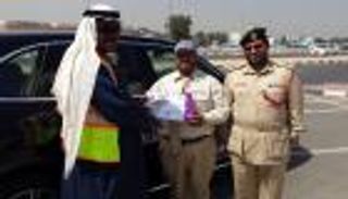 كيف تقود سيارتك على طرقات دبي والشارقة وتحصل على ألف درهم؟