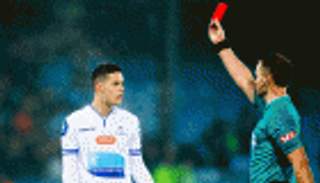 بالفيديو: حارس مرمى يتسبب في طرد زميله