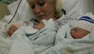 بالصور.. أكبر بريطانية تضع 3 توائم.. لن تصدقوا كم عمرها