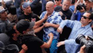 18 مصابا في اشتباكات بين مؤيدي ومعارضي ترامب بكاليفورنيا