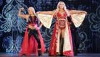 تشارلوت تحتفظ ببطولة WWE للنساء وساشا بانكس تعتدي عليها