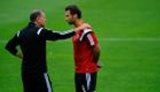 مدرب ألبانيا يشكر القائد تسانا على تضحيته في لقاء رومانيا