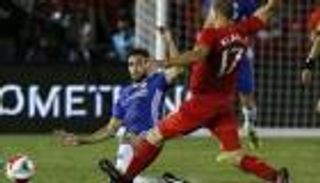 بالفيديو.. فابريجاس غاضب من طرده بعد تدخل عنيف أمام ليفربول