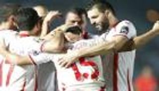 بالفيديو.. خطأ كوميدي لحارس ليبيريا يمنح مهاجم تونس هدية