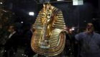 آثار توت عنخ آمون ترتحل إلى المتحف المصري الكبير