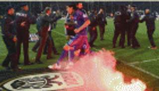 شغب الجماهير يتسبب في إلغاء بطولة الكأس باليونان