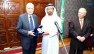 الجامعة العربية تهدي سفير الإمارات درعها في حفل وداعه