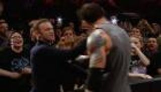 صور وفيديو: صفعة "روني" تُسقط المصارع "باريت"