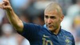 ضغوط فرنسية لعودة بنزيمة إلى قائمة الديوك