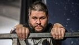  أوينز يكشف سر الوشم الموجود على أصابع يده