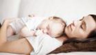 نوم الطفل بجوار الأم يبين حرصها على الرضاعة الطبيعية