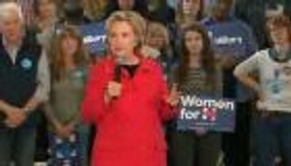 بالفيديو .. كلينتون تفاجئ مؤيديها بنباح 