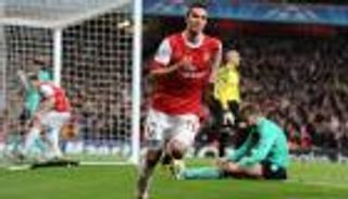 أرسنال يستحضر روح فان بيرسي للفوز على برشلونة