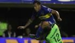 بالفيديو والصور: تيفيز المتهور يكسر فك حارس "فريق ميسي"