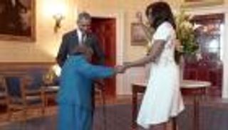 شاهد.. ردة فعل أوباما وزوجته بعد دخول عجوز للبيت الأبيض