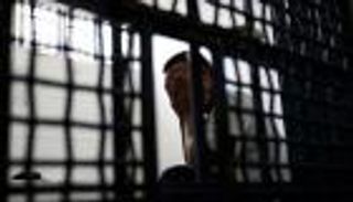 4 أسرى فلسطينيون يواجهون الموت أو البتر بالسجون الإسرائيلية