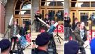 بالفيديو.. على طريقة "داعش" محتجون يقطعون رأس دمية ترامب