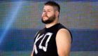 كيفن أوينز يجبر محبيه على شراء قميصه الجديد