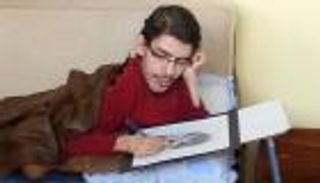 محمد الدلو يتحدى الإعاقة بأول معرض لفن "الأنمي" في غزة