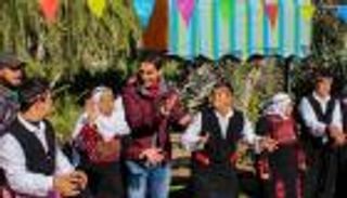 صور .. عساف يراقص أطفال 