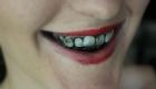 لماذا يغسل بعض الناس أسنانهم بالفحم؟ وهل هو صحي؟