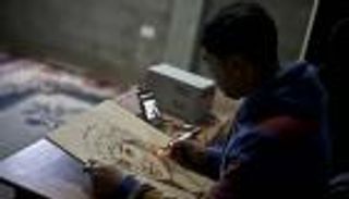 "الحرق على الخشب".. فن ورزق لرسامين في غزة