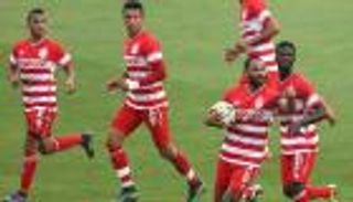 مشجعون غاضبون يرشقون حافلة الإفريقي التونسي بـ