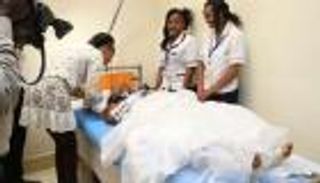 صور.. عروسان يعقدان زفافهما داخل مستشفى في كينيا