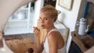 تناولوا طعامكم أمام المرآة.. لحماية أنفسكم من السمنة