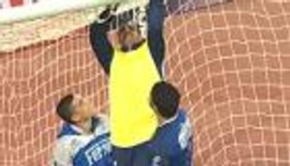فيديو: تأخر انطلاق مباراة بالدوري المصري بسبب