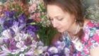 الصحافية.. أشهر بائعة ورد في الأردن