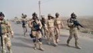 القوات العراقية تخلي مئات المدنيين من الرمادي وتواصل تطهير المدينة