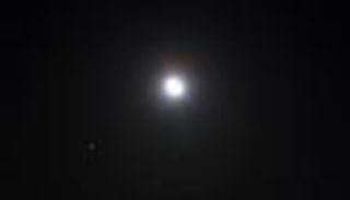 النجم الأحمر يواعد القمر في السماء بعد 10 أيام