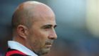 الجماهير تهاجم مدرب تشيلي لنيته الرحيل