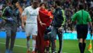 بنزيمة يلحق بجاريث بيل ويغادر الملعب مصابًا