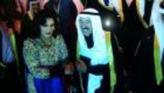 فيديو وصور .. "عكاز" أحلام يخطف الأضواء في الكويت