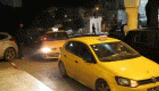 بالصور.. النجم يجبر إنيمبا على التنقل في تونس بسيارات أجرة