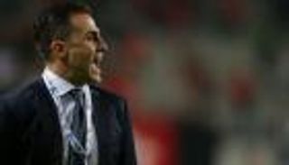 كانافارو يهاجم الصحفيين بعد خسارته الأولى في الدوري السعودي